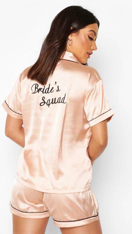 boohoo Satijnen Geborduurde Bride Squad Pyjama Set Met Shorts, Rosé, goud