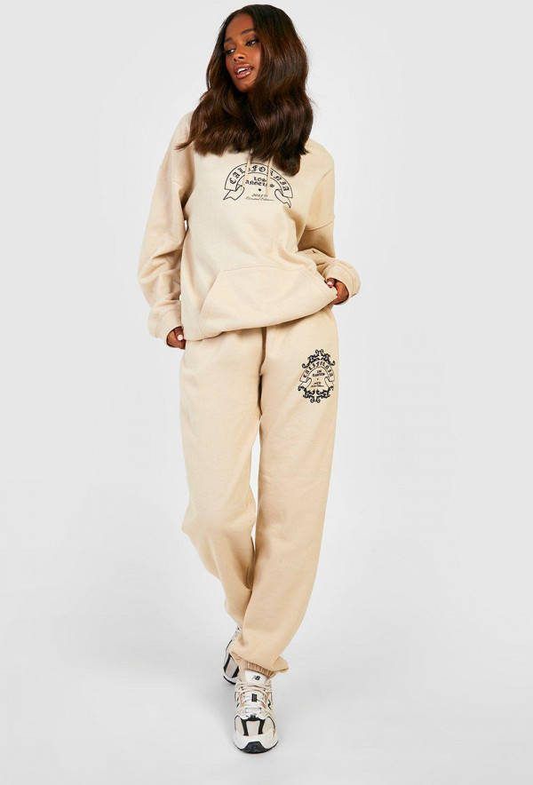 boohoo California Trainingspak Met Capuchon En Rugopdruk, Sand